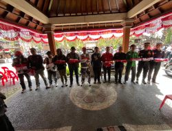 Gandeng Komunitas Motor, Kesbangpol Denpasar Bagikan Ratusan Bendera Merah Putih