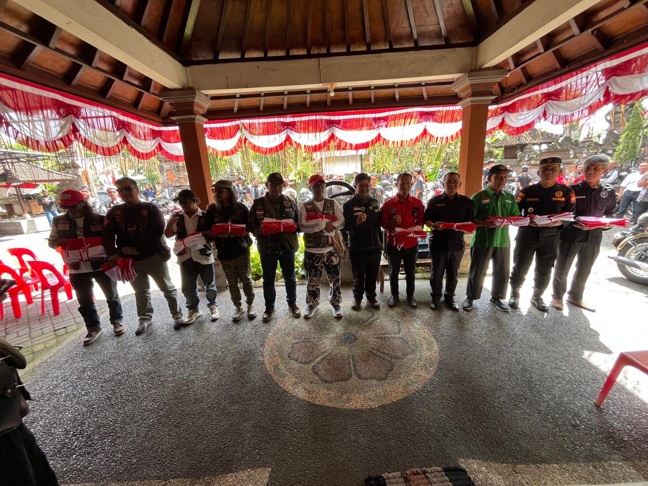 Gandeng Komunitas Motor, Kesbangpol Denpasar Bagikan Ratusan Bendera Merah Putih