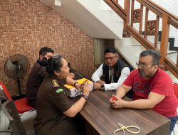 Miris, “Panglima Hukum” Togar Situmorang,  Pakai Rompi Oranye, Diborgol, Naik Mobil Tahanan