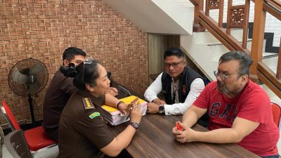 Miris, “Panglima Hukum” Togar Situmorang,  Pakai Rompi Oranye, Diborgol, Naik Mobil Tahanan